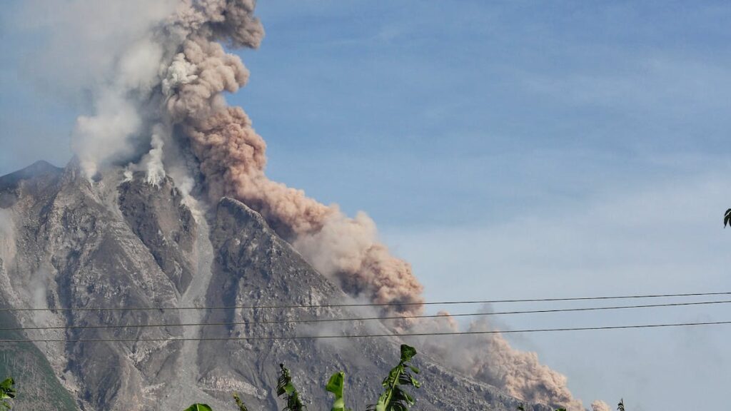 Mengapa Wilayah Indonesia Berpotensi terjadi Bencana Terutama yang Terkait dengan Tektonisme dan Vulkanisme ?