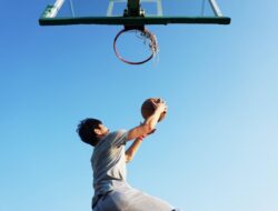 Apa yang Dimaksud dengan Lay Up Shoot dalam Permainan Bola Basket ? Berikut Penjelasannya