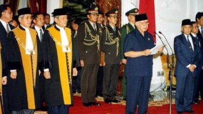 Berikut adalah Alasan Pengunduran Diri Presiden Soeharto yang Dikemukakan Pada Tanggal 21 Mei 1998