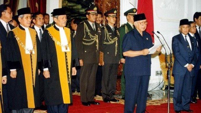 Berikut adalah Alasan Pengunduran Diri Presiden Soeharto yang Dikemukakan Pada Tanggal 21 Mei 1998