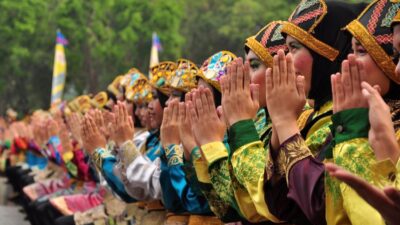 Jelaskan Pendapatmu tentang Upaya dan Sikap yang Tepat Sebagai Pelajar dalam Menghadapi Globalisasi Namun Tetap Mengedepankan Kehidupan Bangsa yang Luhur