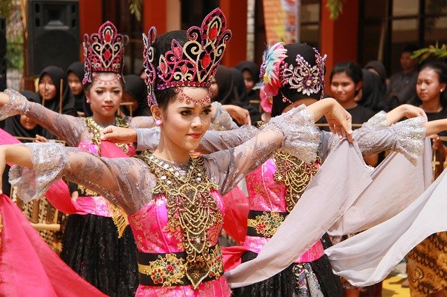 Mengapa Masyarakat Senantiasa Mengalami Perubahan Sosial Budaya