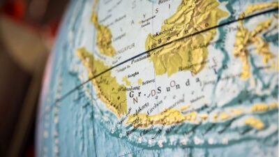 Bagaimana Hubungan Proses Geografis dengan Kedatangan Bangsa-Bangsa Asing di Indonesia