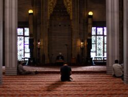 Bagaimana Hubungan Antara Ikhtiar Doa dan Tawakal ? Pahami Agar Tidak Putus Asa di Dunia
