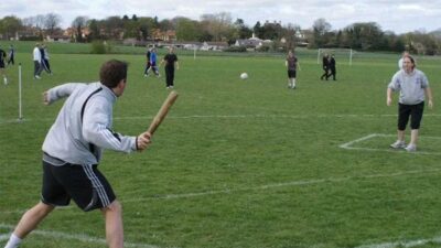 Jelaskan tentang Lapangan Permainan Kasti